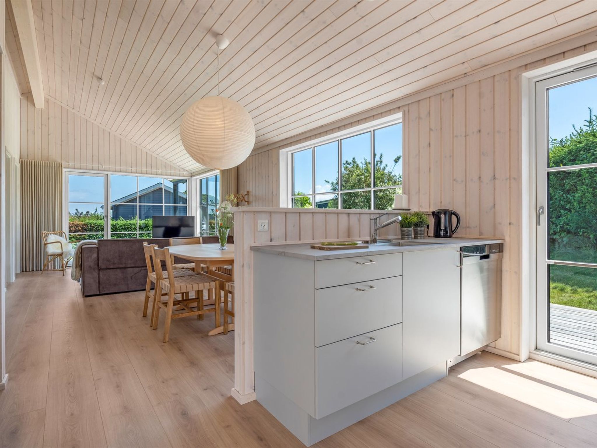 "Väinö" - 300m from the sea - Binnen
