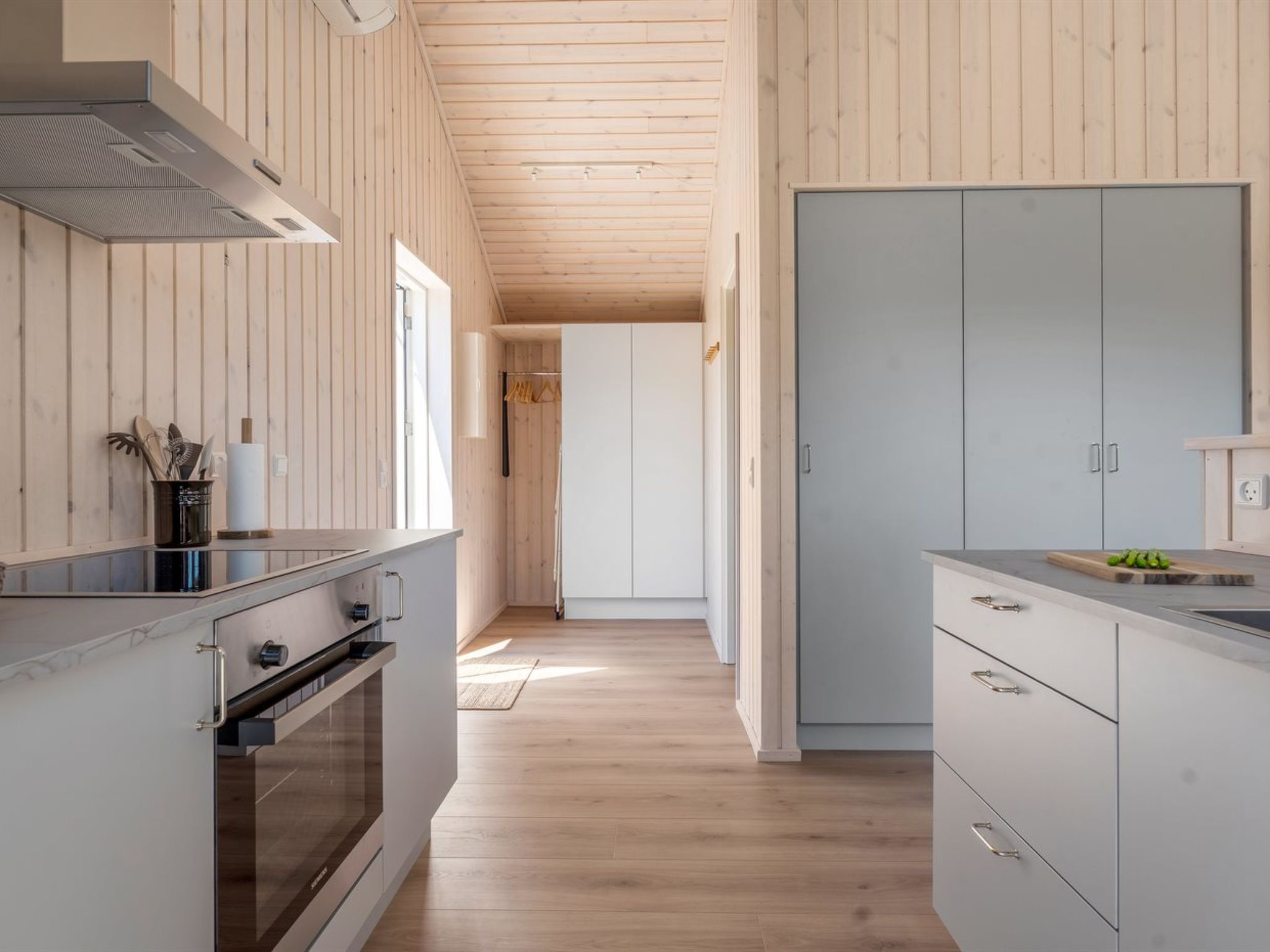 "Väinö" - 300m from the sea - Binnen