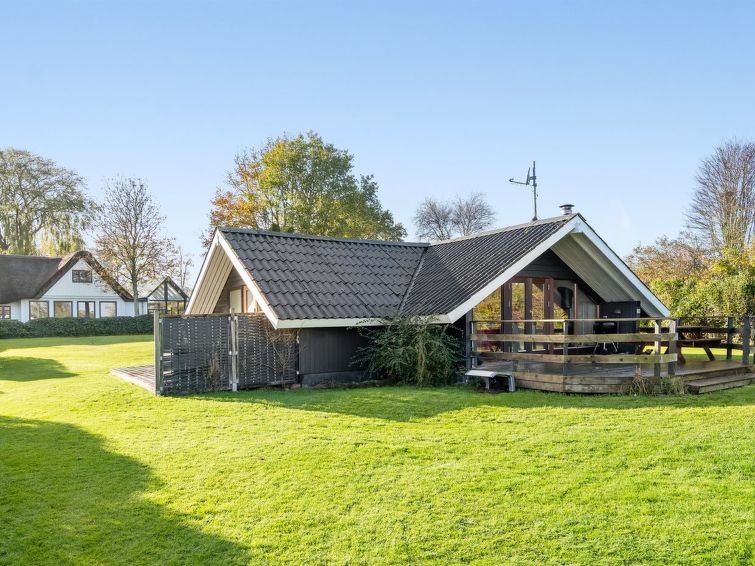 "Christa" - 200m from the sea", huis 3-kamers 73 m2. Het objekt is geschikt voor 3 volwassenen + 2 kinderen. Woonkamer met TV. 1 kamer met 1 2-pers bed. 1 kamer met 2 bedden. 1 kamer met 1 bed. Keuken..