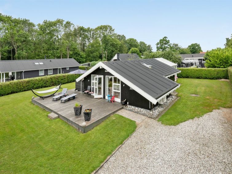 "Ullakarin" - 350m from the sea", huis 3-kamers 74 m2. Het objekt is geschikt voor 4 volwassenen + 2 kinderen. Woonkamer met TV. 1 kamer met 1 2-pers bed. 1 kamer met 1 2-pers bed. Keuken (oven, afwas..