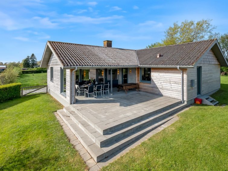 "Fridoline" - 450m from the sea", huis 4-kamers 114 m2. Het objekt is geschikt voor 8 volwassenen. Woonkamer met TV. 1 kamer met 1 2-pers bed. 1 kamer met 2 bedden. 1 kamer met 2 bedden. 1 kamer met 1..