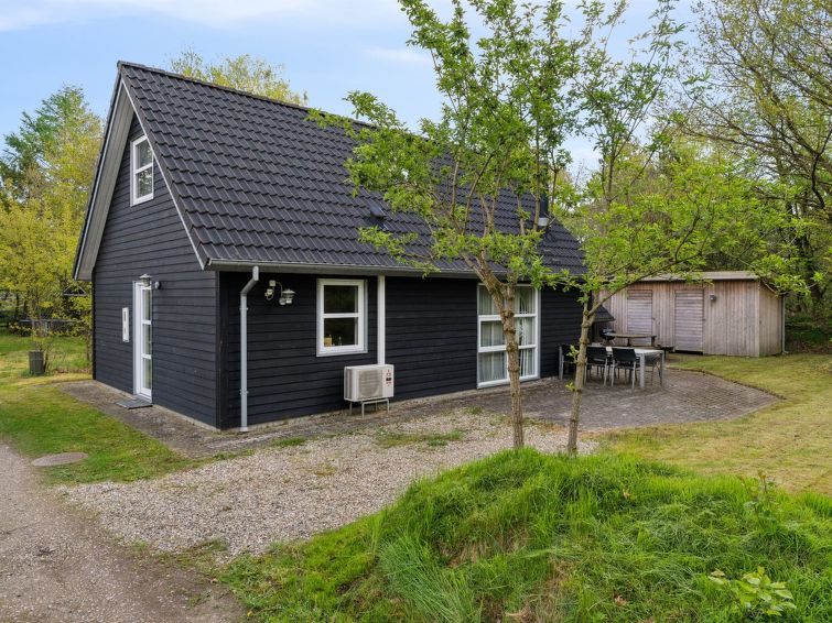"Øgot", huis 3-kamers 94 m2. Het objekt is geschikt voor 6 volwassenen. Woonkamer met TV. 1 kamer met 1 bed en 1 2-pers bed. Studio 1 kamer met met 2 bedden en 1 2-pers bed. Keuken (oven, afwasmachin..