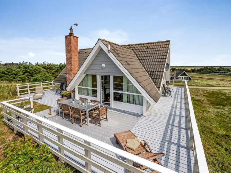 "Agga" - 200m from the sea", huis 3-kamers 79 m2. Het objekt is geschikt voor 6 volwassenen. Woonkamer met TV, CD-speler en stereo-installatie. 1 kamer met 1 2-pers bed. 1 kamer met 1 2-pers bed. 1 ka..