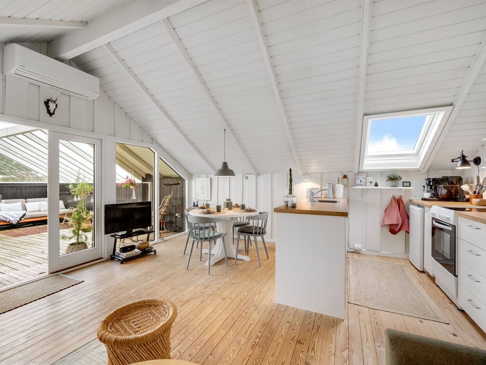 "Kamile" - 400m from the sea - Binnen