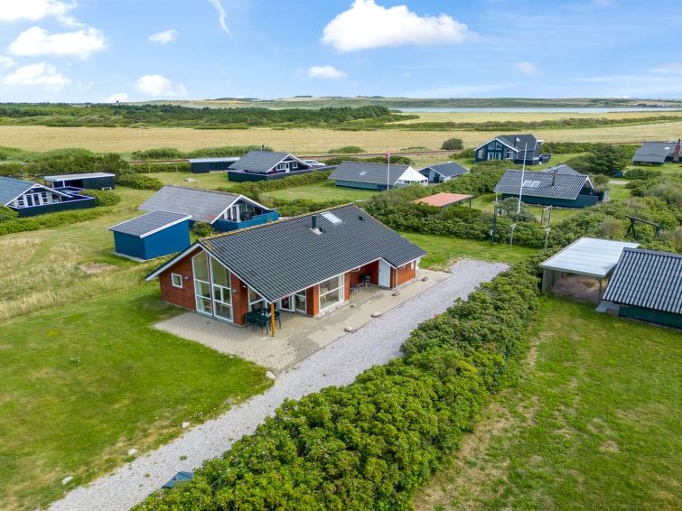 "Cristine" - 400m from the sea", huis 3-kamers 77 m2. Het objekt is geschikt voor 6 volwassenen. Woonkamer met TV, video, CD-speler, stereo-installatie en DVD. 1 kamer met 1 2-pers bed. 1 kamer met 2 ..