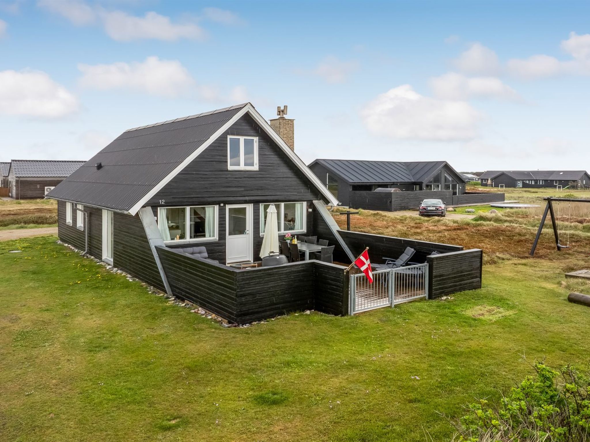 "Gudmand" - 200m from the sea", huis 4-kamers 117 m2. Het objekt is geschikt voor 8 volwassenen + 1 kinderen. Woonkamer met TV. 1 kamer met 1 2-pers divanbed. Keuken (oven, afwasmachine, 4 inductiekoo..