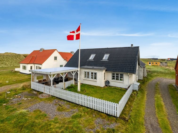 "Orvo" - 150m from the sea", 3-Zimmer-Haus 138 m2. Objekt geeignet für 6 Erwachsene. Wohnzimmer mit TV. 1 Zimmer mit 1 Doppelbett. 1 Zimmer mit 1 Doppelbett. 1 Zimmer mit 1 Doppelbett. Küche (Backof..