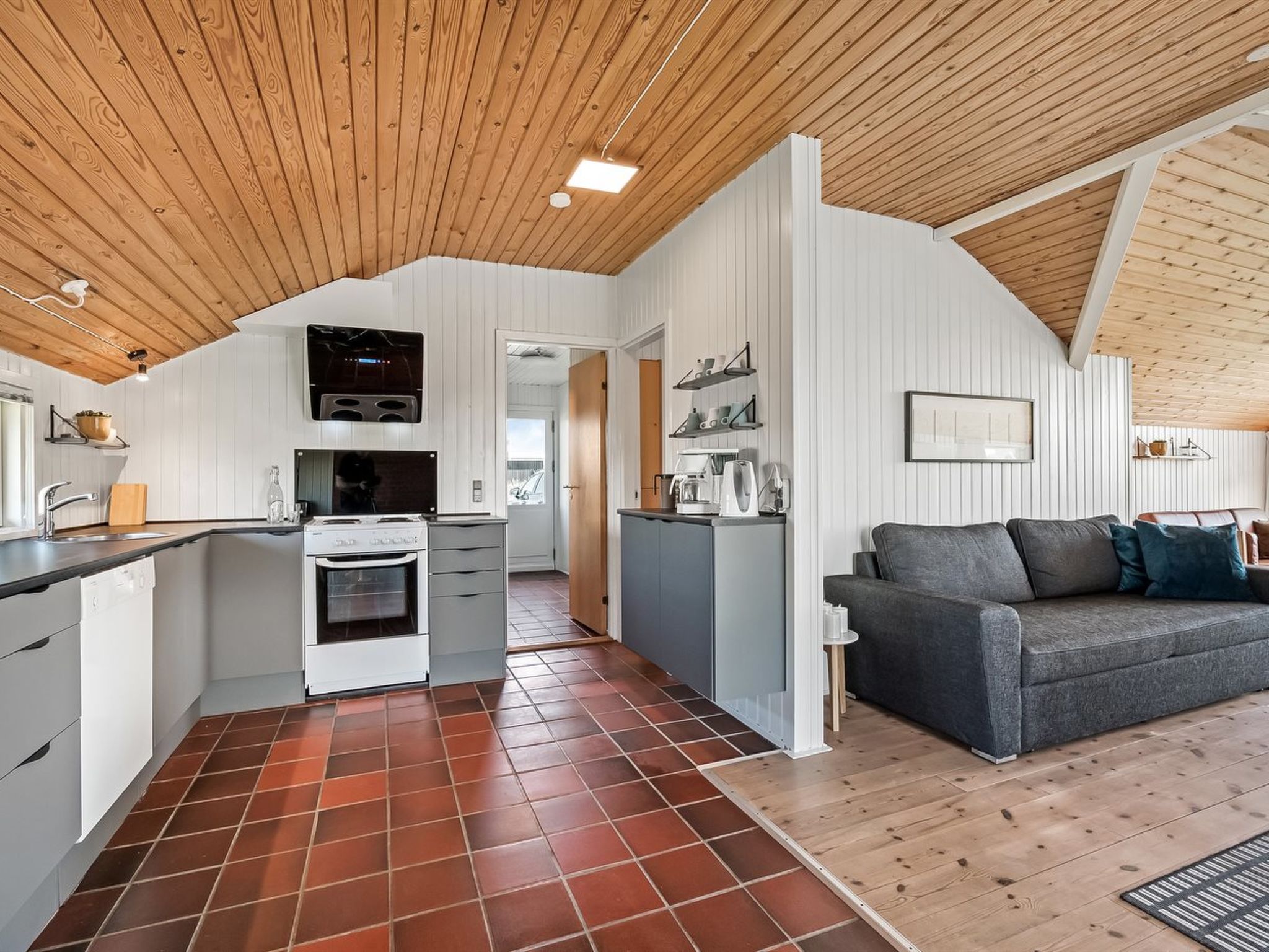 "Emppu" - 250m from the sea - Binnen