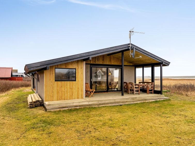 "Waghn" - 250m from the sea", huis 3-kamers 66 m2. Het objekt is geschikt voor 6 volwassenen. Woonkamer met TV. 1 kamer met 1 2-pers bed. 1 kamer met 1 2-pers bed. 1 kamer met 2 bedden. Keuken (oven, ..