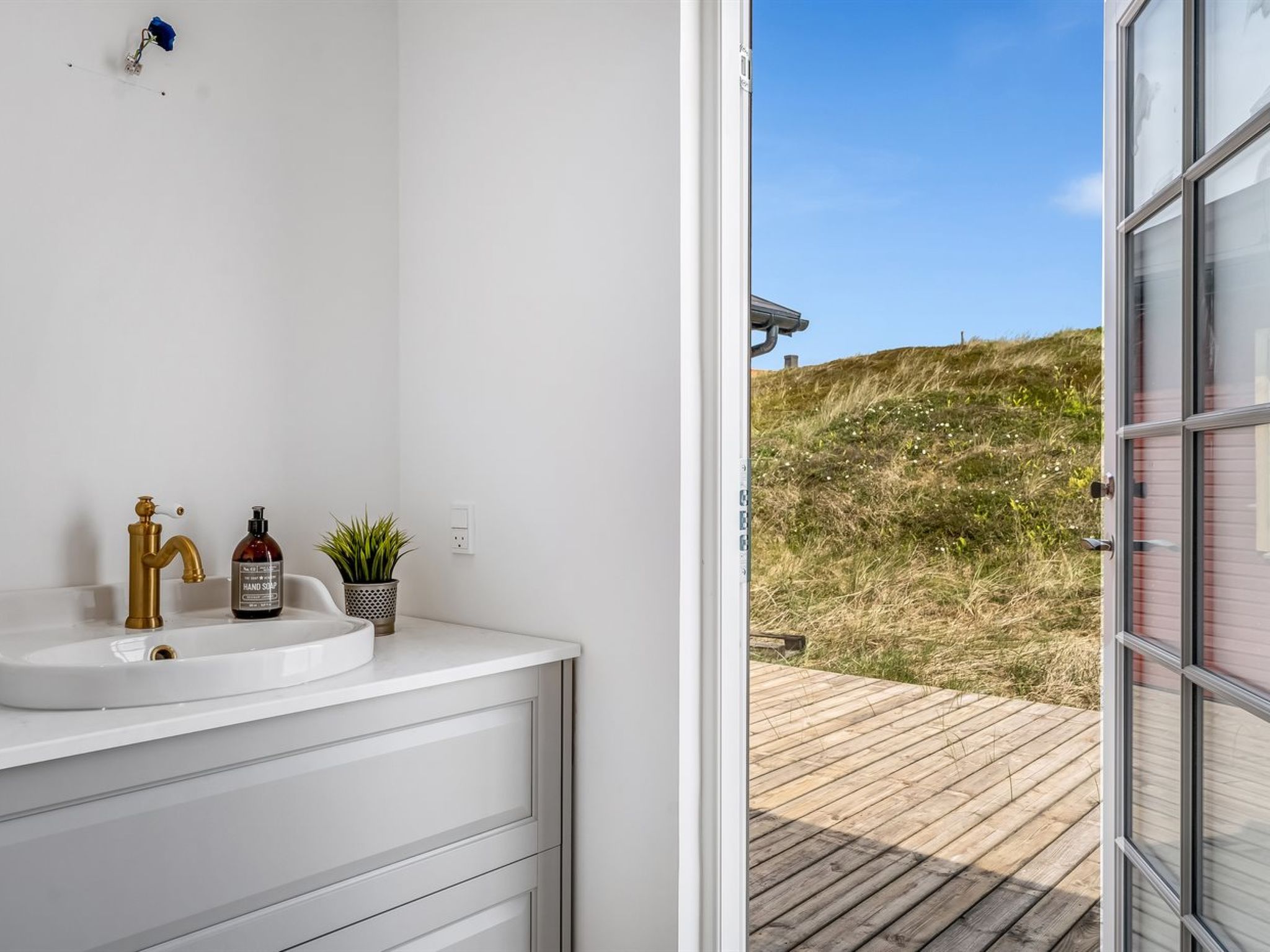 "Thine" - 250m from the sea-Dedans