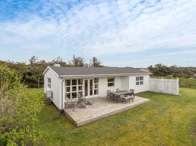 "Vilja" - 150m from the sea", huis 3-kamers 80 m2. Het objekt is geschikt voor 6 volwassenen. Woonkamer met TV en radio. 1 kamer met 1 2-pers bed. 1 kamer met 1 2-pers bed. 1 kamer met 1 2-pers bed. K..