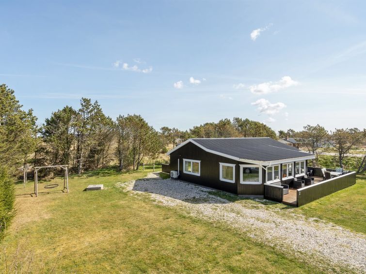 "Styrmer" - 1.2km from the sea", 4-Zimmer-Haus 110 m2. Objekt geeignet für 8 Erwachsene. Wohnzimmer mit TV und Radio. 1 Zimmer mit 1 Doppelbett. 1 Zimmer mit 1 Doppelbett. 1 Zimmer mit 1 Doppelbett. ..