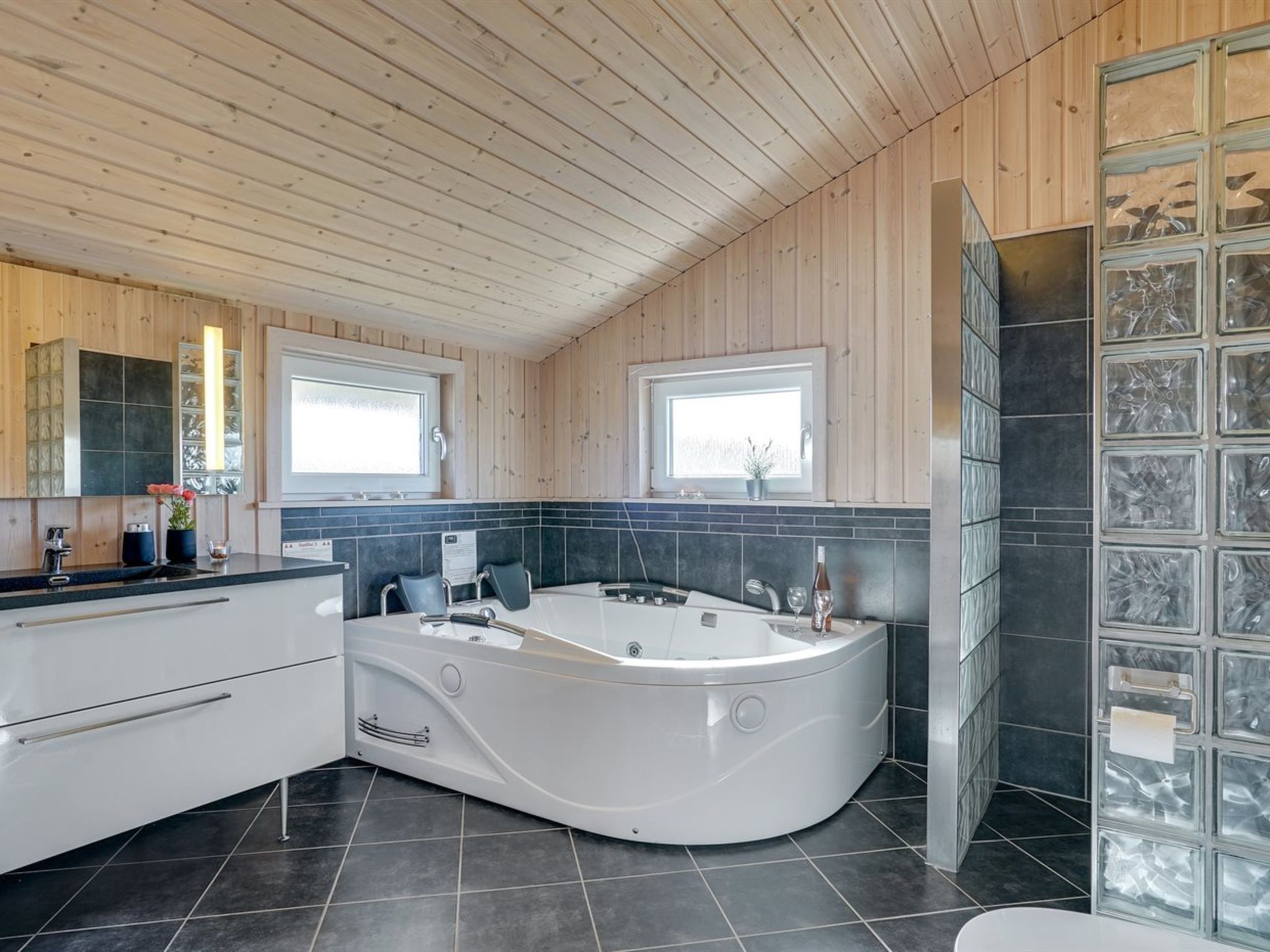 "Emelia" - 50m from the sea-Binnen