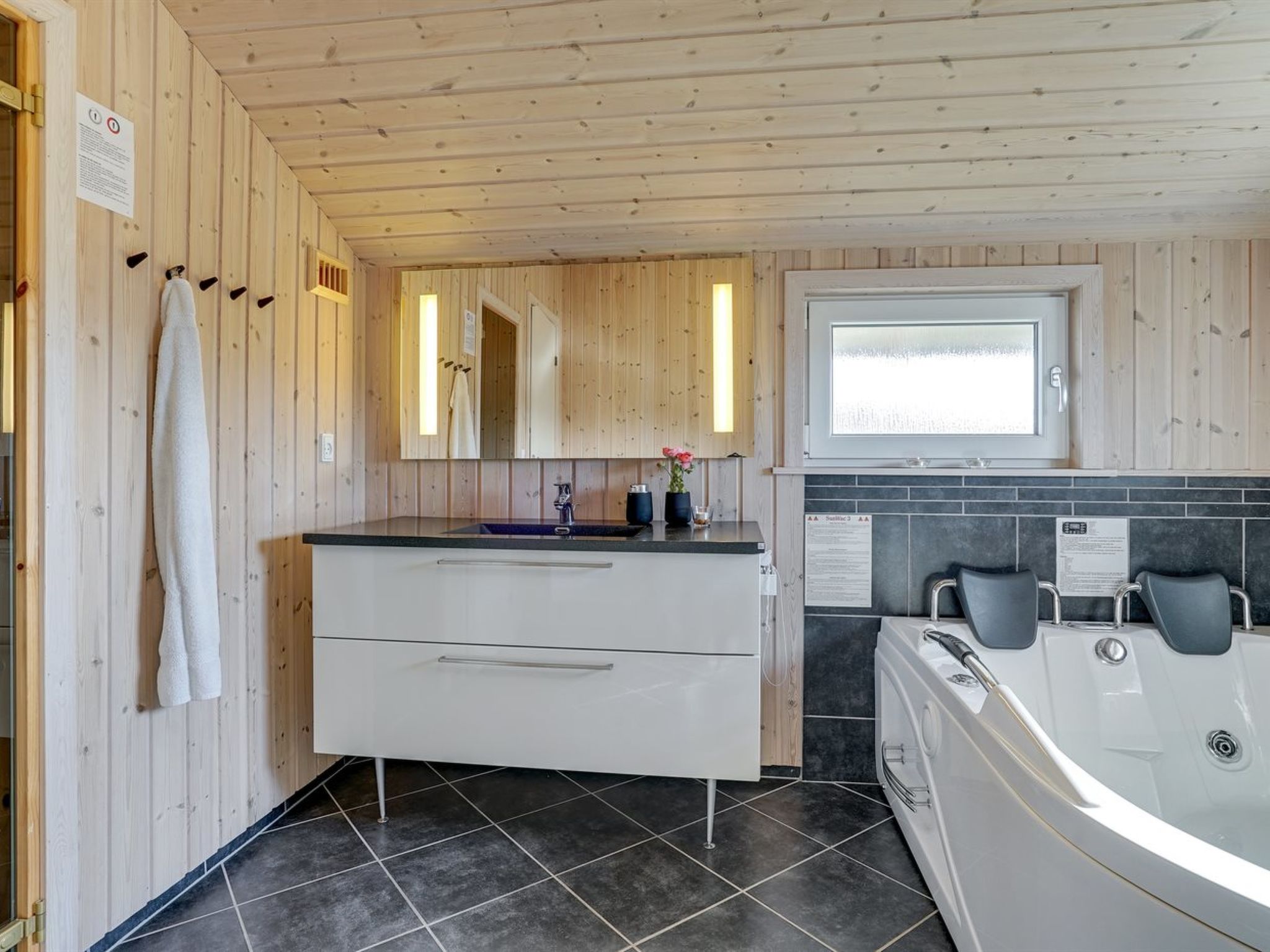 "Emelia" - 50m from the sea-Binnen