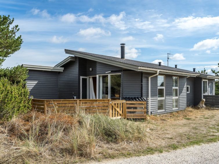 "Floria" - 1.4km from the sea", huis 3-kamers 88 m2. Het objekt is geschikt voor 6 volwassenen. Woonkamer met TV en radio. 1 kamer met 1 2-pers bed. 1 kamer met 1 2-pers bed. 1 kamer met 2 bedden. Keu..