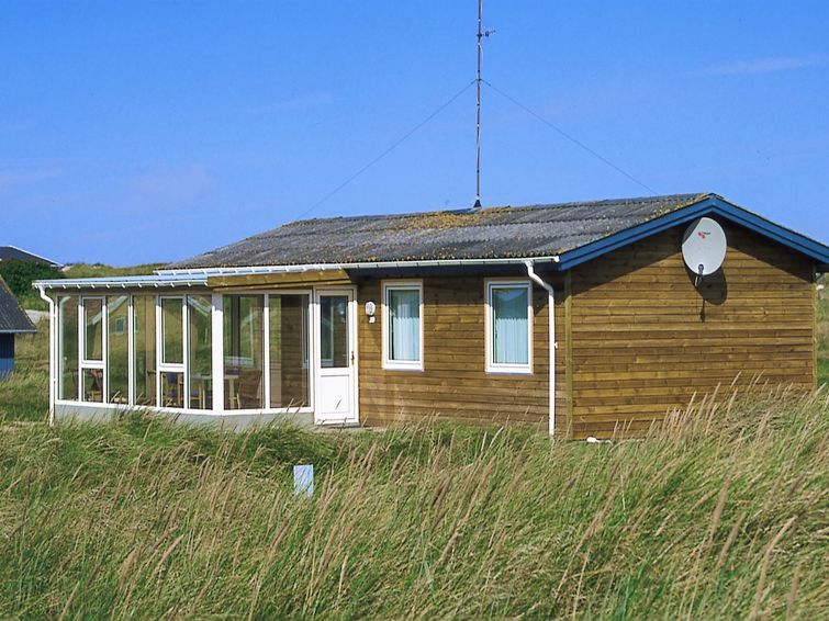 "Gisela" - 250m from the sea", huis 4-kamers 99 m2. Het objekt is geschikt voor 8 volwassenen. Woonkamer met TV, radio en DVD. 1 kamer met 1 2-pers bed. 1 kamer met 1 2-pers bed. 1 kamer met 1 x 2 sta..