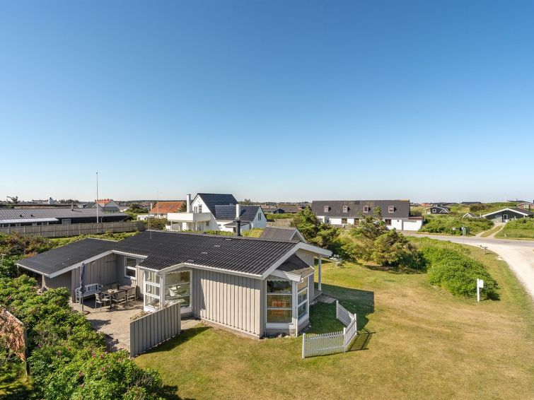 "Majgull" - 150m from the sea", huis 3-kamers 72 m2. Het objekt is geschikt voor 6 volwassenen. Woonkamer met TV, radio, CD-speler en DVD. 1 kamer met 1 2-pers bed. Studio 1 kamer met met 2 bedden en ..
