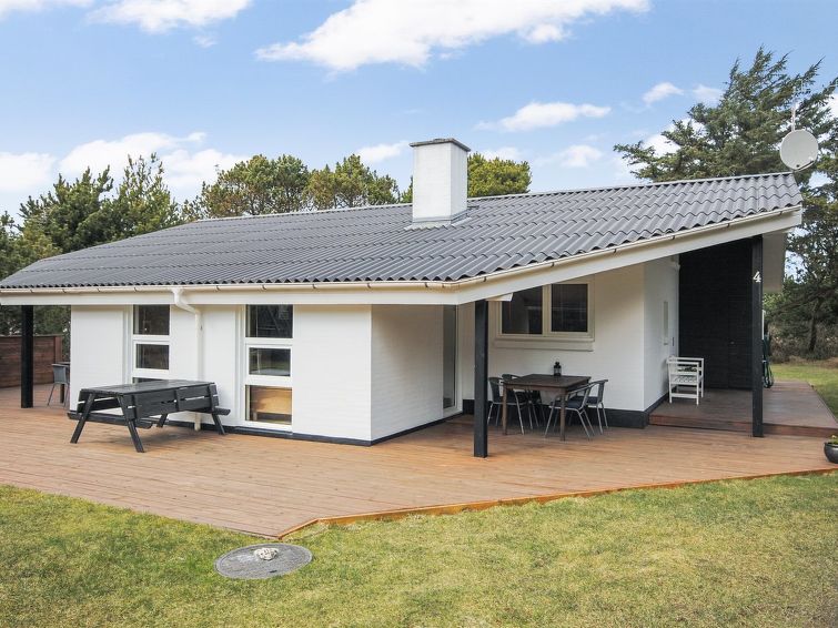 "Albrekt" - 500m from the sea", huis 3-kamers 100 m2. Het objekt is geschikt voor 6 volwassenen + 1 kinderen. Woonkamer met TV, radio, CD-speler, stereo-installatie en DVD. 1 kamer met 1 2-pers bed. 1..