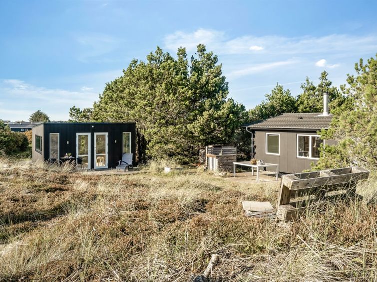 "Letta" - 800m from the sea", huis 2-kamers 75 m2. Het objekt is geschikt voor 5 volwassenen. Woonkamer met TV en radio. 1 kamer met 1 2-pers bed. Studio 1 kamer met met 1 bed en 1 x 2 stapelbedden. K..
