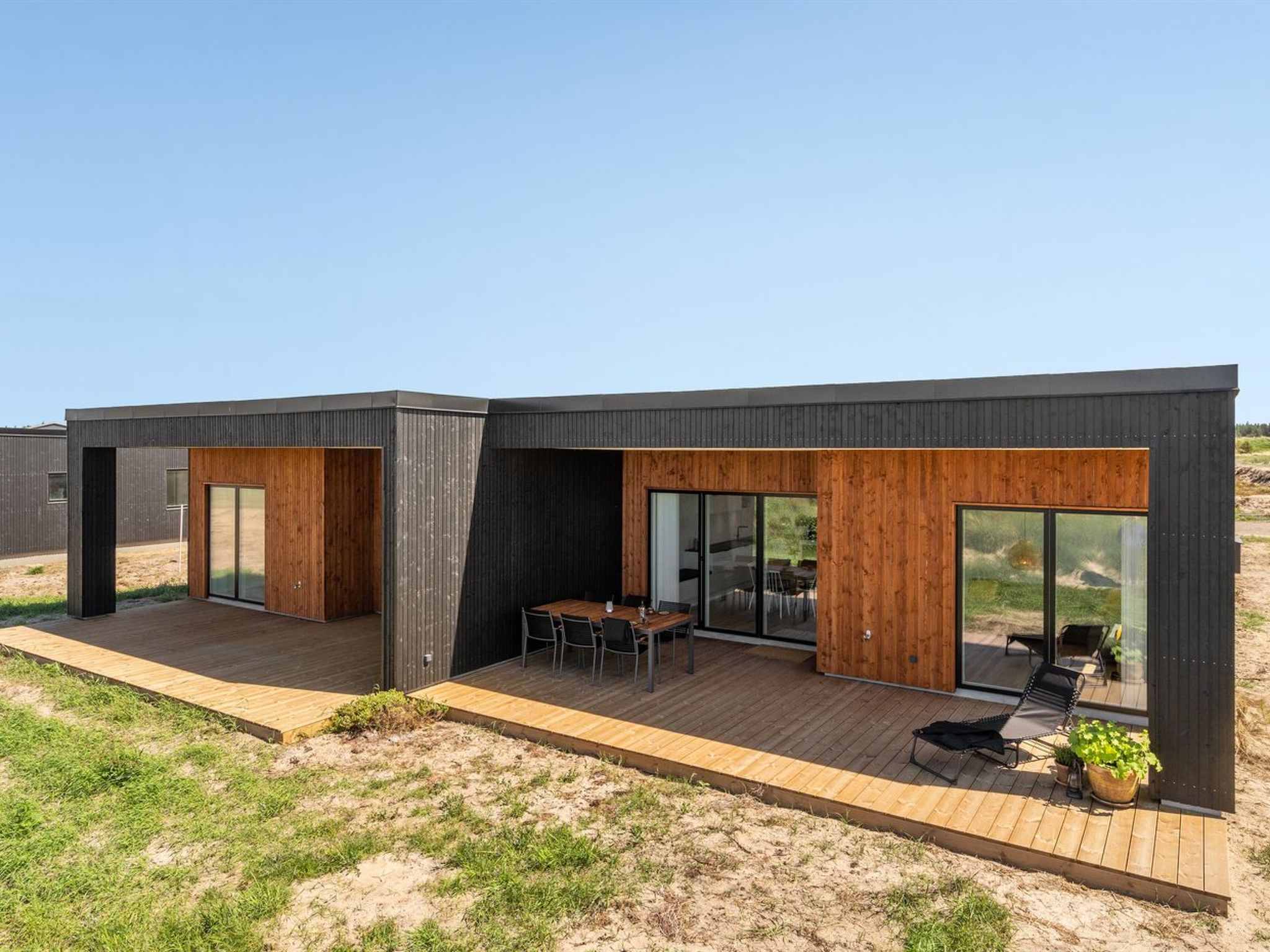 "Trpana" - 1.6km from the sea", huis 3-kamers 98 m2. Het objekt is geschikt voor 6 volwassenen + 1 kinderen. Woonkamer met TV. 1 kamer met 1 2-pers bed. 1 kamer met 1 2-pers bed. 1 kamer met 1 2-pers ..