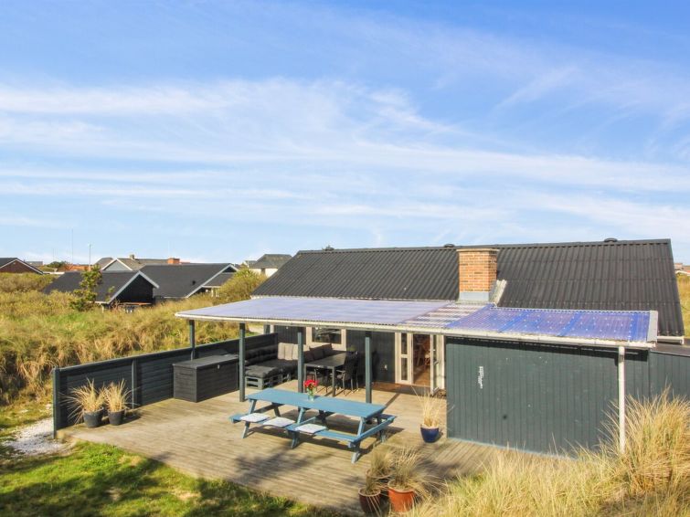 "Madsen" - 500m from the sea", huis 3-kamers 76 m2. Het objekt is geschikt voor 6 volwassenen. Woonkamer met TV. 1 kamer met 1 2-pers bed. 1 kamer met 1 2-pers bed. 1 kamer met 1 2-pers bed. Keuken (o..