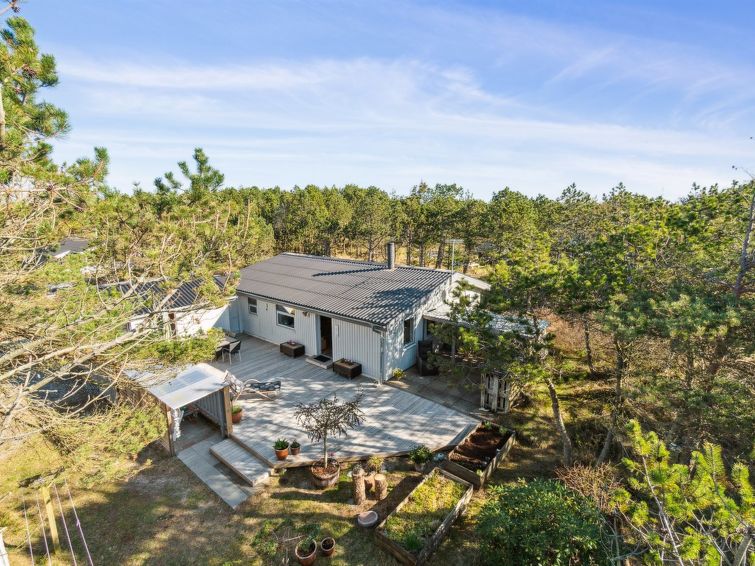 "Jytte" - 1.7km from the sea", huis 4-kamers 100 m2. Het objekt is geschikt voor 5 volwassenen + 3 kinderen. Woonkamer met TV en radio. 1 kamer met 2 bedden. 1 kamer met 1 bed. Studio 1 kamer met met ..