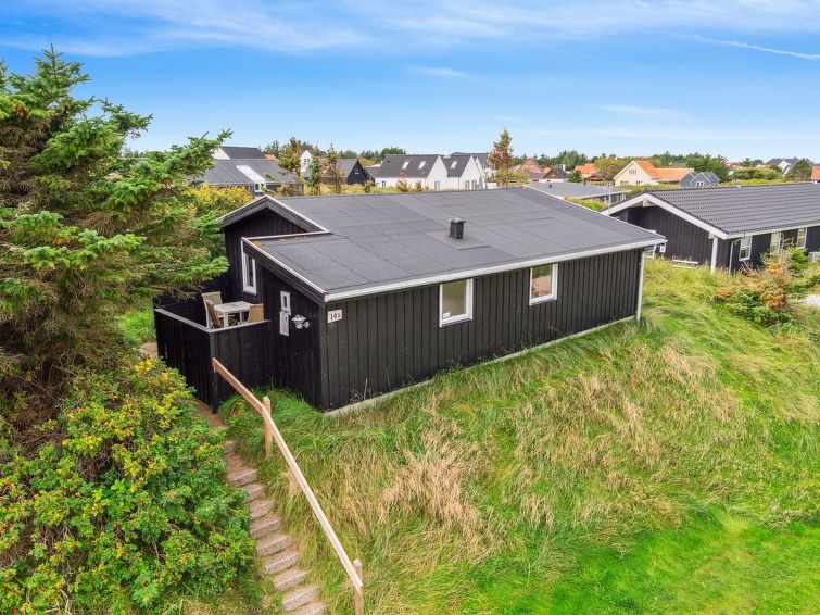 "Isabel" - 500m from the sea", huis 2-kamers 54 m2. Het objekt is geschikt voor 4 volwassenen + 1 kinderen. Woonkamer met TV. 1 kamer met 2 bedden. 1 kamer met 1 x 2 stapelbedden, 1 2-pers bed. Keuken..