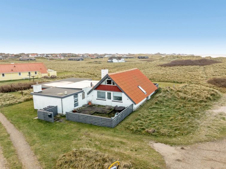 "Amina" - 50m from the sea", huis 3-kamers 90 m2. Het objekt is geschikt voor 6 volwassenen. Woonkamer met TV. Keuken (oven, afwasmachine, 4 keramische glas kookplaten, magnetron). 2 douche/WC's, hydr..