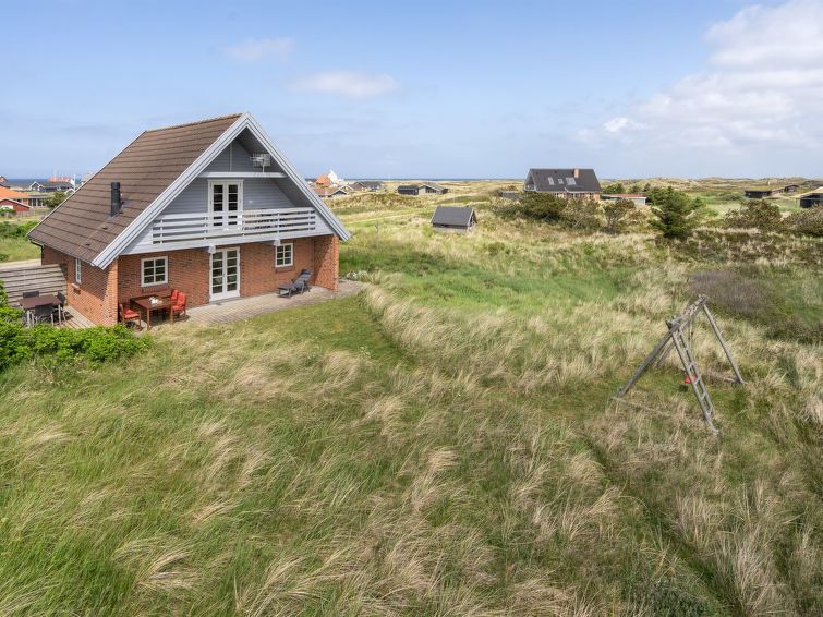 "Bjarnger" - 200m from the sea", huis 3-kamers 118 m2. Het objekt is geschikt voor 6 volwassenen. Woonkamer met TV, radio en DVD. 1 kamer met 2 bedden. Keuken (oven, afwasmachine, 4 keramische glas ko..