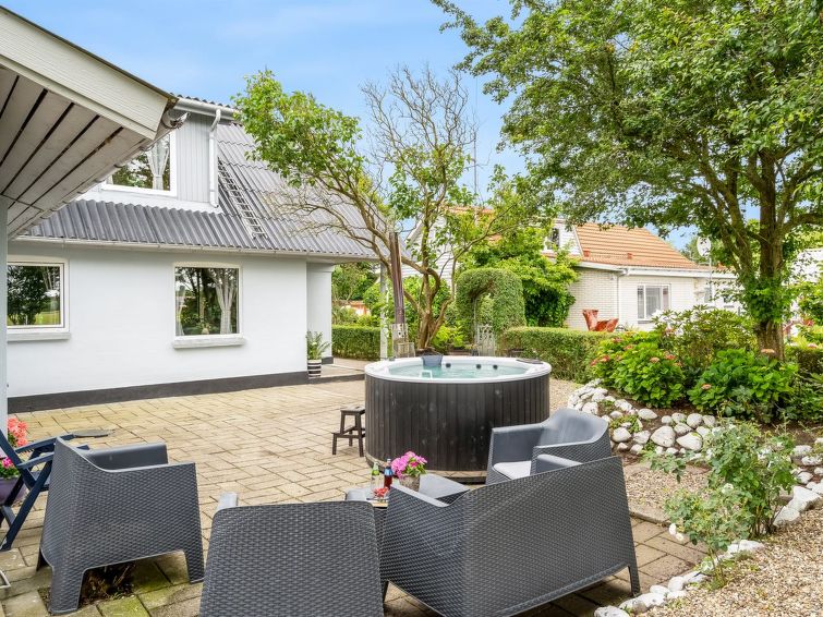 "Elara" - 300m from the sea", huis 6-kamers 195 m2. Het objekt is geschikt voor 10 volwassenen + 1 kinderen. Woonkamer met 2 slaapplaatsen, TV en radio. 1 kamer met 1 2-pers bed. 1 kamer met 1 2-pers ..
