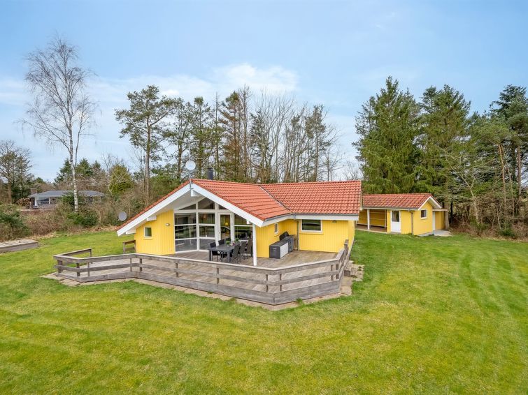 "Sesto" - 300m to the inlet", huis 4-kamers 92 m2. Het objekt is geschikt voor 8 volwassenen + 1 kinderen. Woonkamer met TV en radio. 1 kamer met 1 2-pers bed. 1 kamer met 1 2-pers bed. 1 kamer met 2 ..