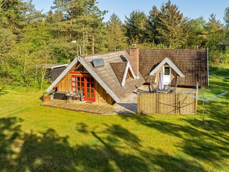 5-persoons vakantiehuis met open haard op 600m van de zee in Højslev in Højslev