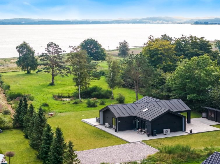 "Jahn" - 250m to the inlet", 3-Zimmer-Haus 117 m2. Objekt geeignet für 8 Erwachsene. Wohnzimmer mit TV. 1 Zimmer mit 1 Doppelbett. 1 Zimmer mit 1 Doppelbett. Offene Galerie 1 Zimmer mit 1 Doppelbett ..