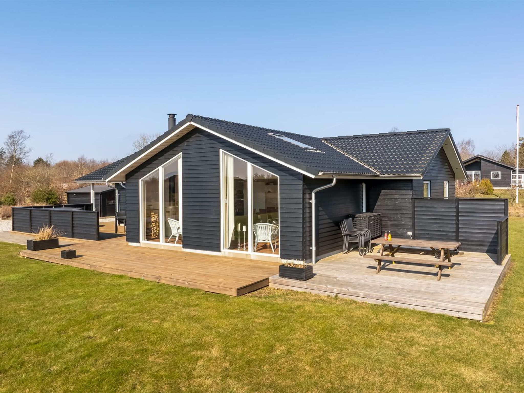 "Aava" - 600m to the fjord", huis 4-kamers 117 m2. Het objekt is geschikt voor 7 volwassenen + 2 kinderen. Woonkamer met TV. 1 kamer met 1 2-pers bed. 1 kamer met 1 2-pers bed. 1 kamer met 1 2-pers be..