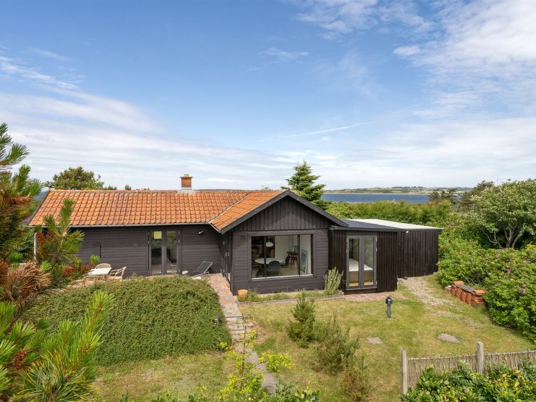 "Lok" - 90m to the inlet", appartement 2-kamers 72 m2. Het objekt is geschikt voor 4 volwassenen + 1 kinderen. Woonkamer met TV. 1 kamer met 1 2-pers bed. 1 kamer met 2 bedden. Keuken (oven, afwasmach..
