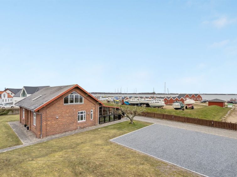 "Arzu" - 100m to the inlet", huis 4-kamers 161 m2. Het objekt is geschikt voor 8 volwassenen + 1 kinderen. Woonkamer met 2 bedden en TV. 1 kamer met 2 bedden. Studio 1 kamer met met 2 bedden. Keuken (..