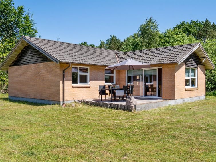 "Tille" - 700m to the inlet", huis 3-kamers 102 m2. Het objekt is geschikt voor 6 volwassenen. Woonkamer met TV en radio. 1 kamer met 1 2-pers bed. 1 kamer met 1 2-pers bed. 1 kamer met 2 bedden. Keuk..