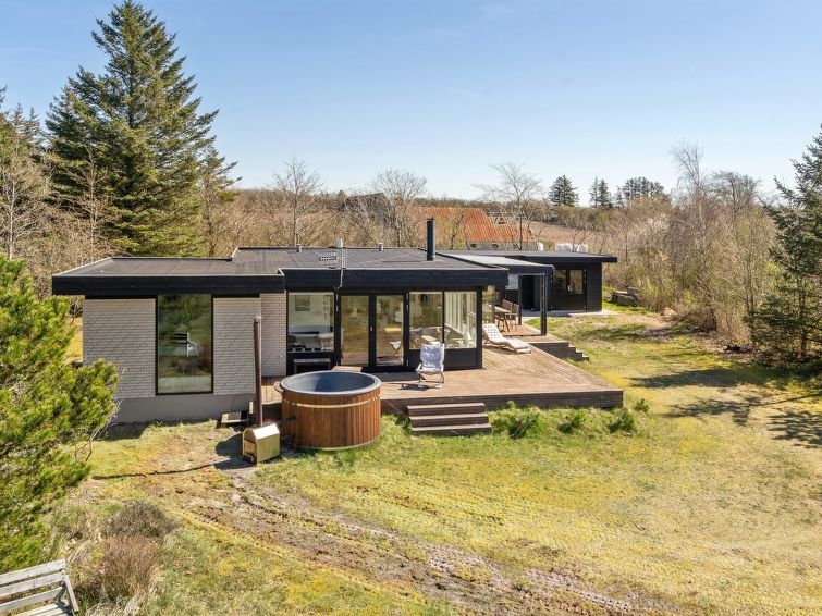 "Lefke" - 400m to the inlet", 3-Zimmer-Haus 90 m2. Objekt geeignet für 6 Erwachsene. Wohnzimmer mit TV. 1 Zimmer mit 1 Doppelbett. Studio 1 Zimmer mit mit 2 Betten. Küche (Backofen, Geschirrspüler,..