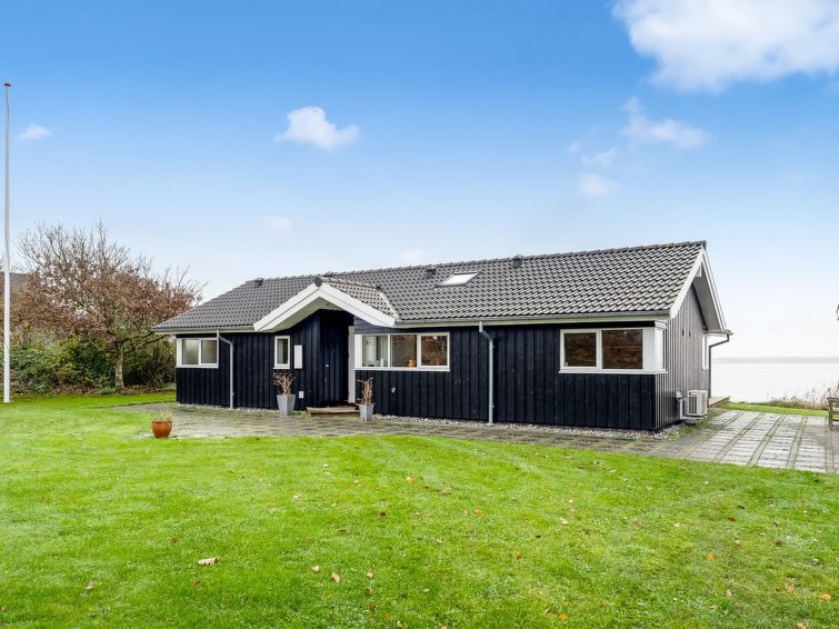 "Næwe" - 10m to the inlet", 3-Zimmer-Haus 108 m2. Objekt geeignet für 8 Erwachsene. Wohnzimmer mit TV und Radio. 1 Zimmer mit 1 Doppelbett. 1 Zimmer mit 2 Betten. Offene Galerie 1 Zimmer mit 1 x 2 E..