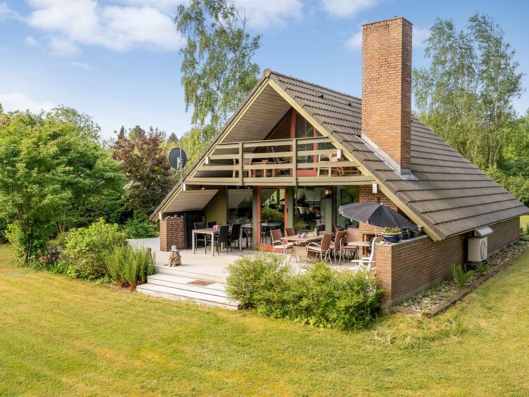"Paale" - 200m to the inlet", huis 3-kamers 94 m2. Het objekt is geschikt voor 6 volwassenen + 1 kinderen. Woonkamer met TV en radio. 1 kamer met 1 2-pers bed. 1 kamer met 2 bedden. Keuken (4-pits koo..