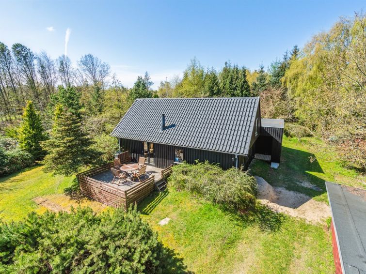 "Ewy" - 150m to the inlet", huis 4-kamers 93 m2. Het objekt is geschikt voor 6 volwassenen + 2 kinderen. Woonkamer met TV. 1 kamer met 1 2-pers bed. 1 kamer met 1 2-pers bed. 1 kamer met 2 bedden. Keu..