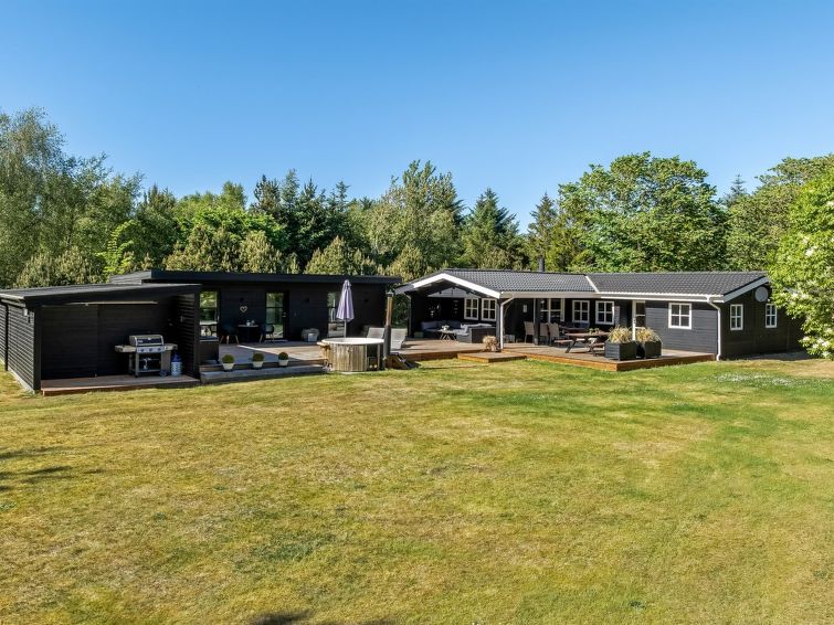 "Gudni" - 200m to the fjord", huis 3-kamers 89 m2. Het objekt is geschikt voor 6 volwassenen. Woonkamer met TV. 1 kamer met 1 2-pers bed. 1 kamer met 1 2-pers bed. 1 kamer met 2 bedden. Keuken (oven, ..