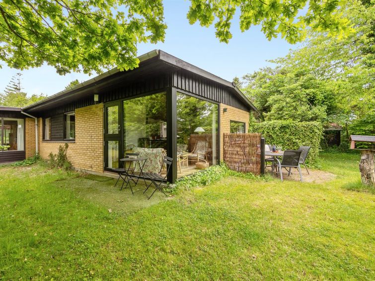 "Lavrens" - 200m from the sea", 2-Zimmer-Haus 80 m2. Objekt geeignet für 2 Erwachsene + 3 Kinder. Wohnzimmer mit TV, Radio und DVD. 1 Zimmer mit 2 Betten. 1 Zimmer mit 1 x 2 Etagenbetten. Küche (Bac..