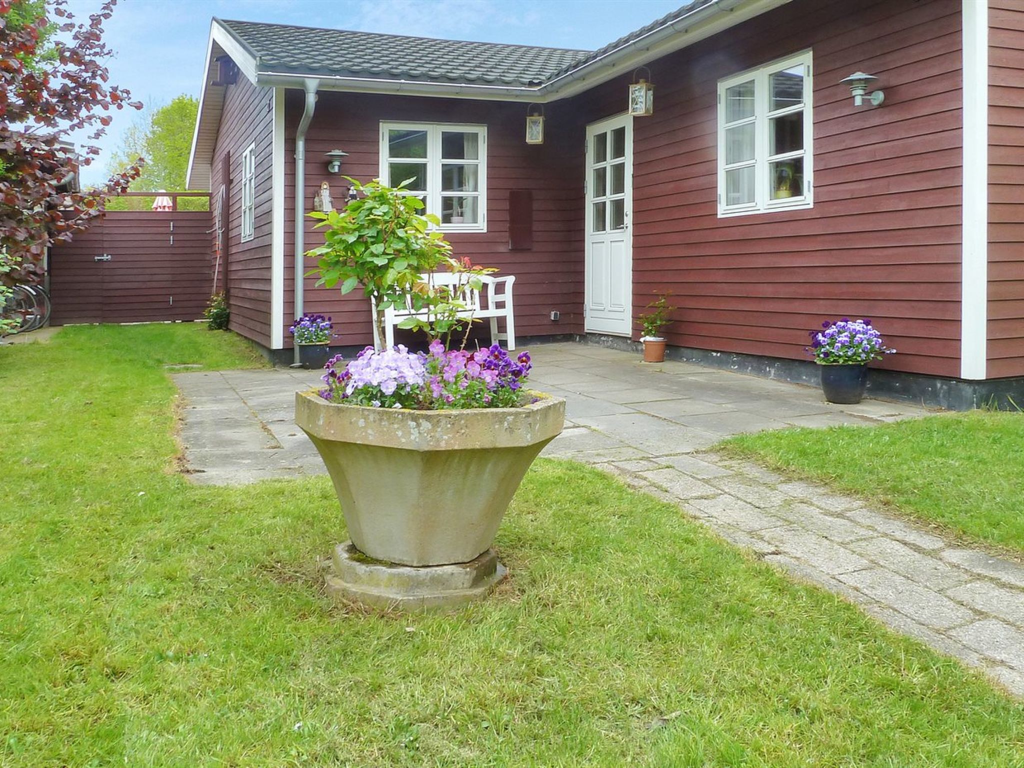 "Amina" - 500m from the sea", 3-Zimmer-Haus 100 m2. Objekt geeignet für 6 Erwachsene. Wohnzimmer mit TV. 1 Zimmer mit 1 Doppeldiwanbett. 1 Zimmer mit 1 Doppeldiwanbett. 1 Zimmer mit 1 Doppelbett. Kü..