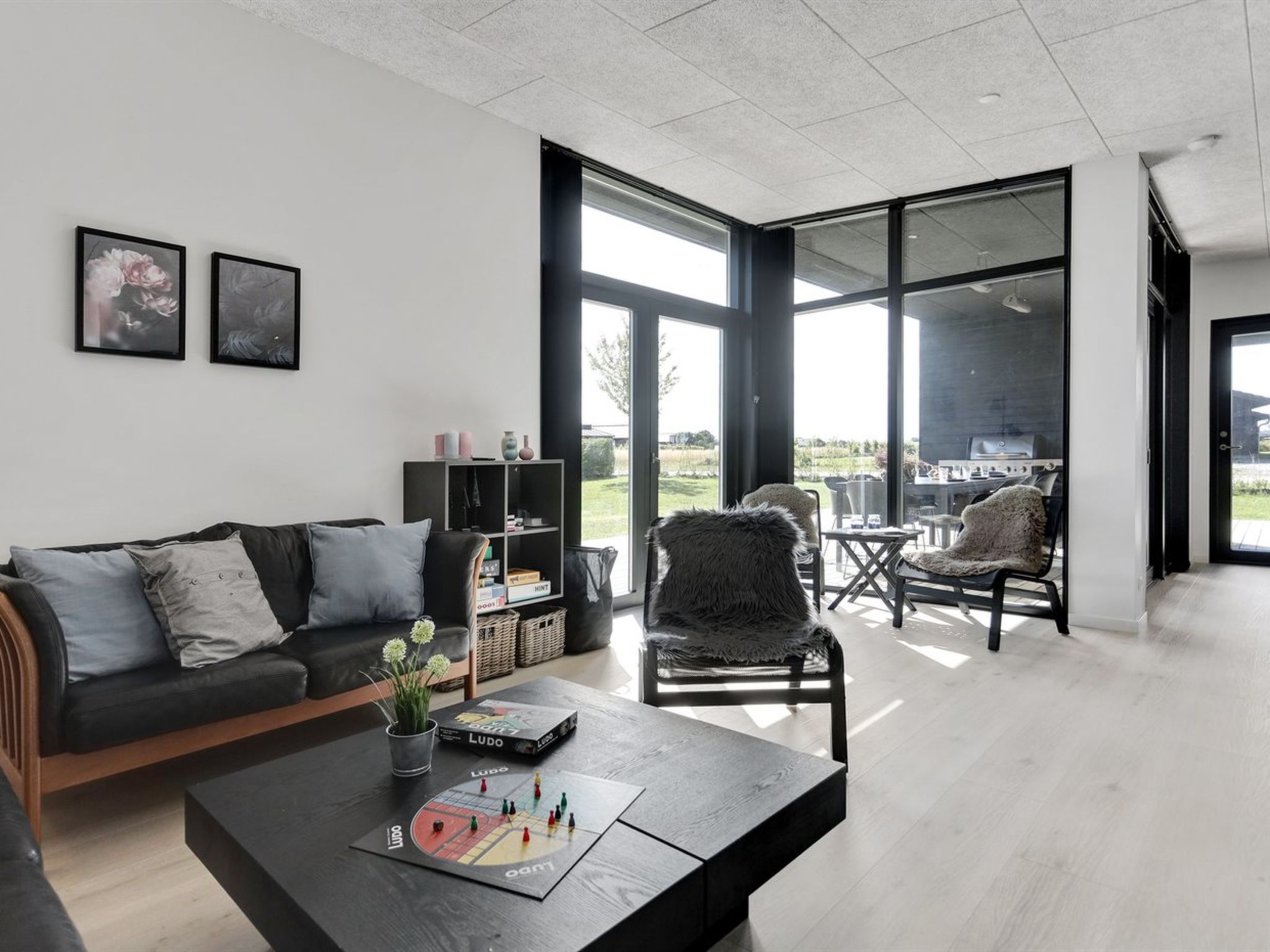 "Emelina" - 300m from the sea-Binnen