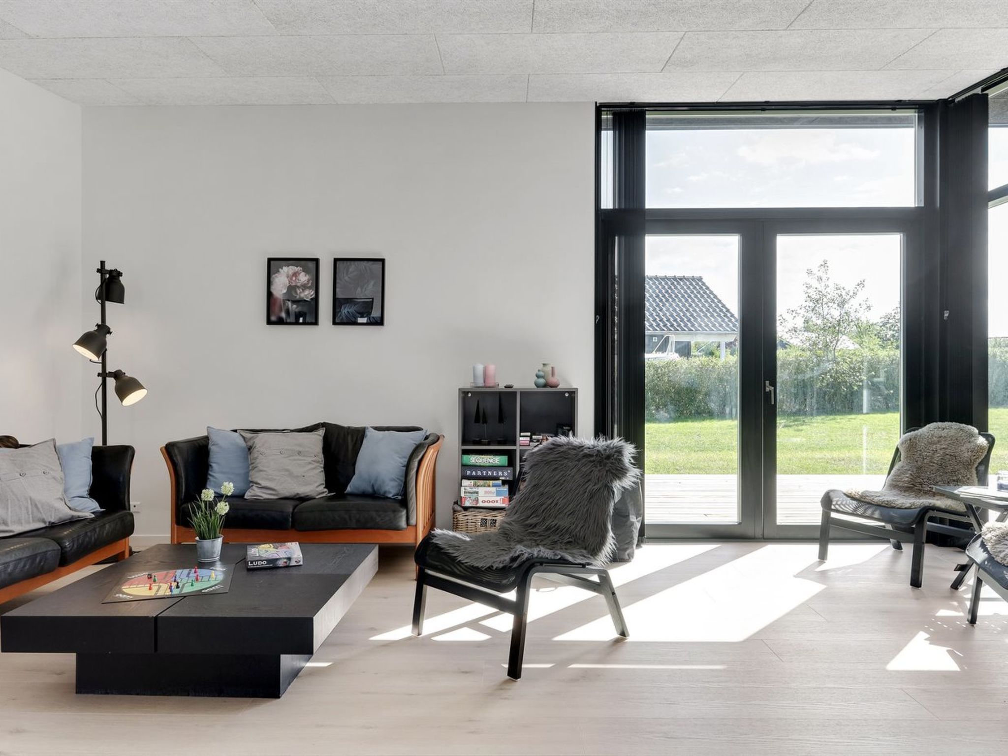 "Emelina" - 300m from the sea-Binnen