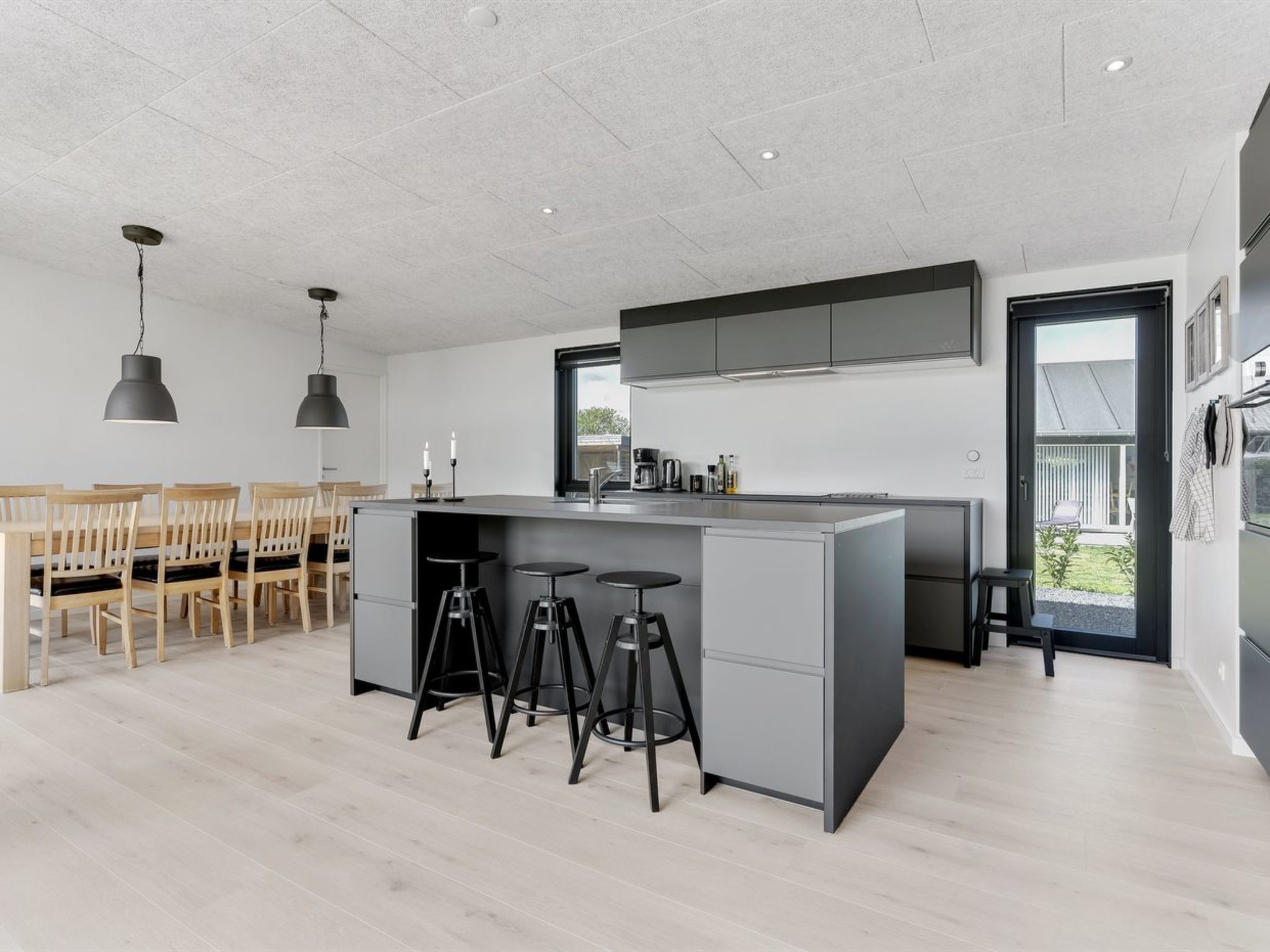 "Emelina" - 300m from the sea-Binnen