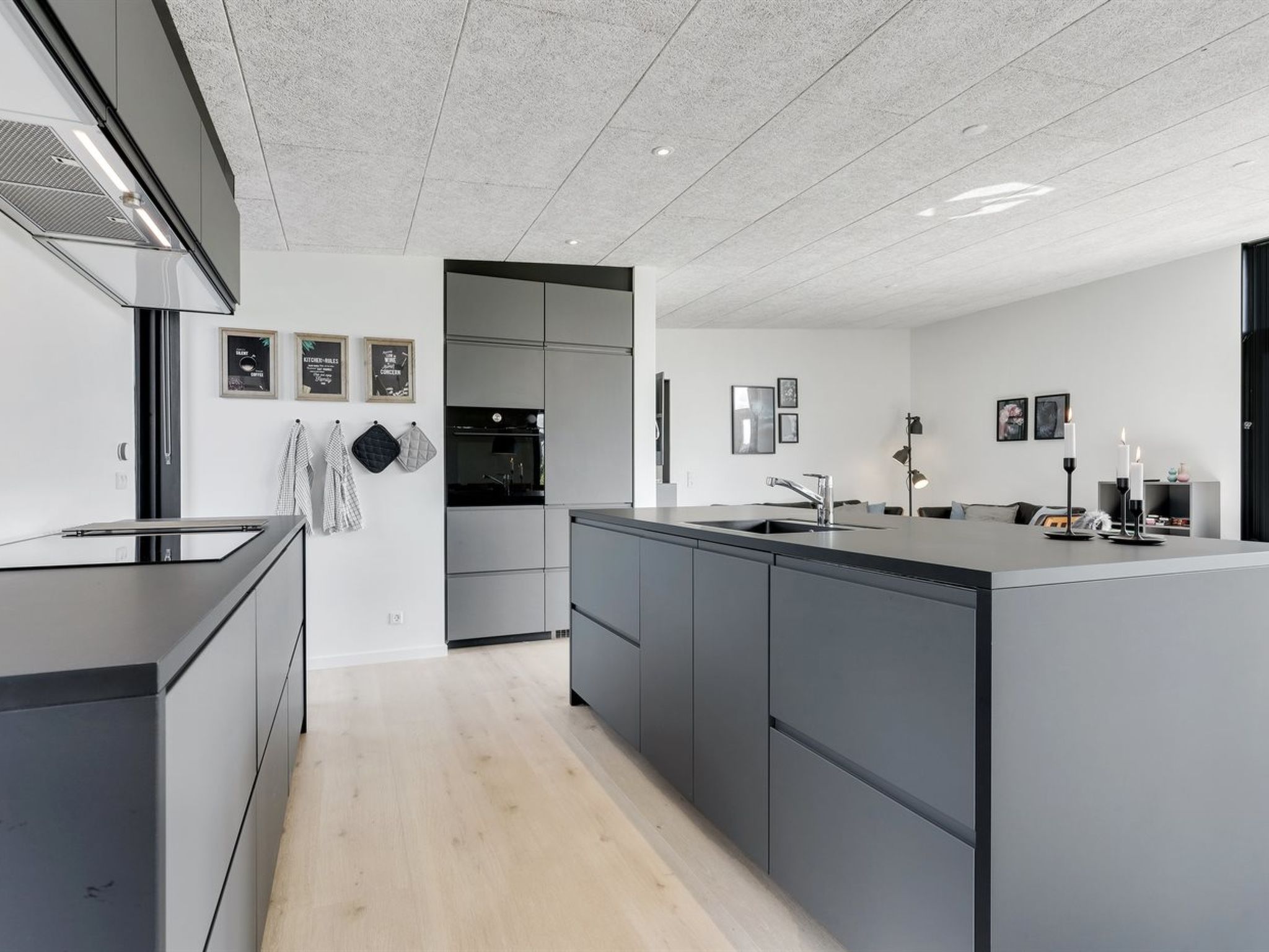 "Emelina" - 300m from the sea-Binnen