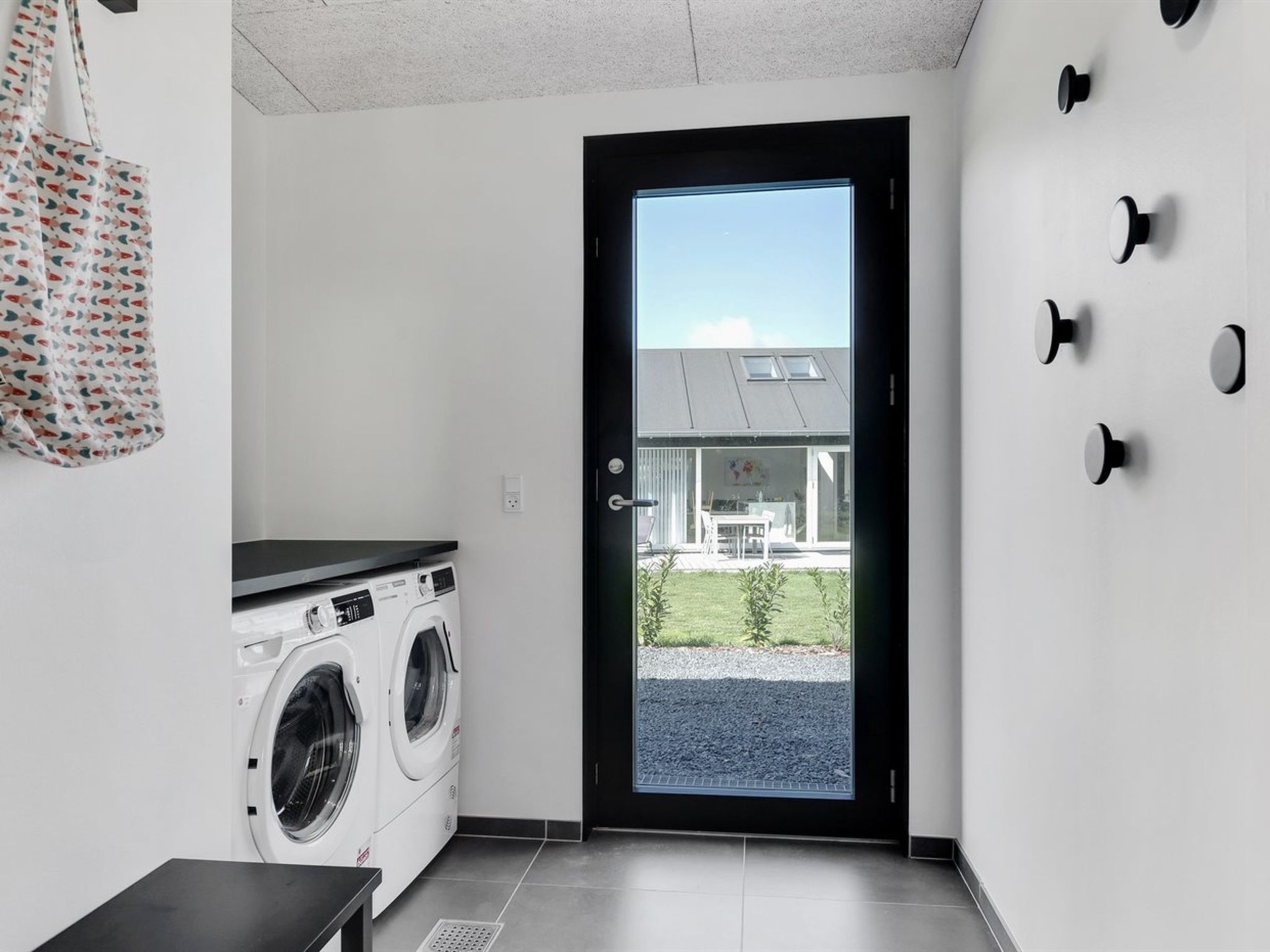 "Emelina" - 300m from the sea-Binnen