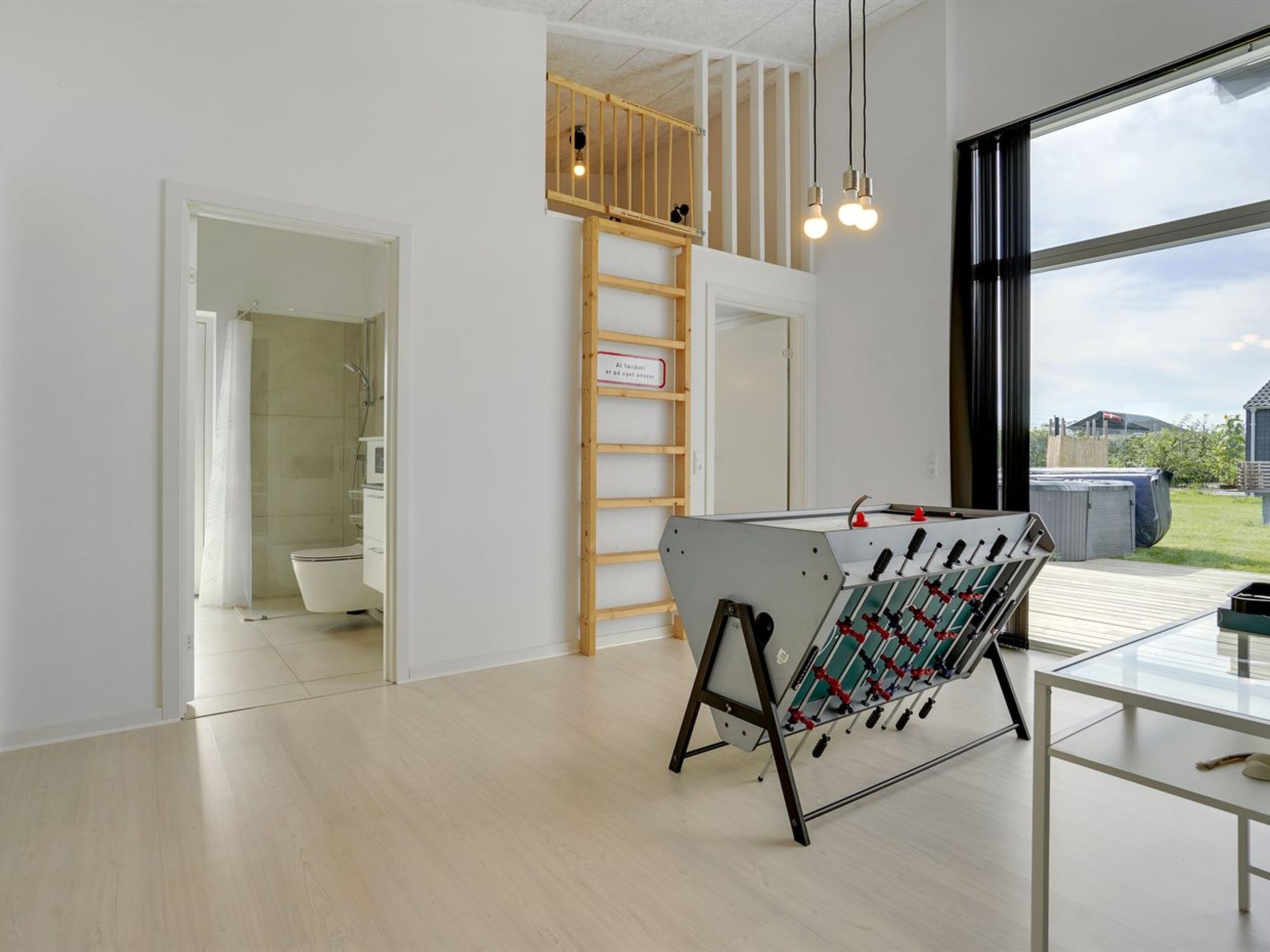 "Nimrod" - 300m from the sea - Inside